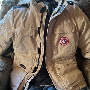 WOMENS DOWN JACKET SIZE 2XL but fits more like a men’s medium!